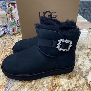 Ugg Mini Side Brooch size 7